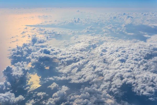 View from an airplane window to a land below — Stock Photo, Image