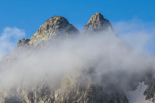霧の中に高山ピーク — ストック写真