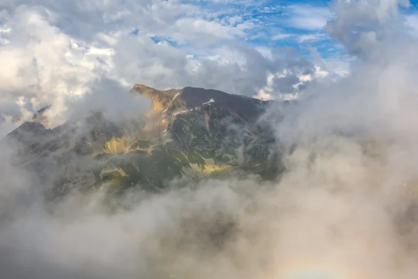 Cresta de montaña en una densa nube —  Fotos de Stock