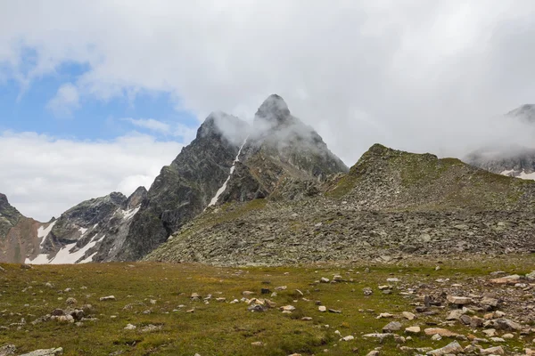 Nebbioso montagna spina dorsale scena — Foto Stock