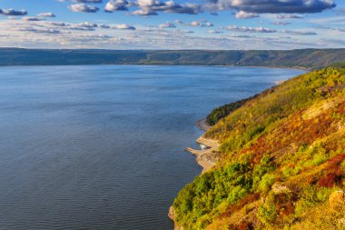 tepenin yamacında ve Mavi Göl