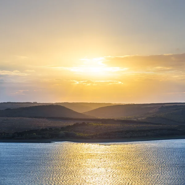 Dramatic sunset ower a lake — Stock Photo, Image