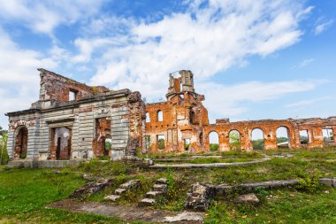 eski yıkık kalede kırmızı sahne