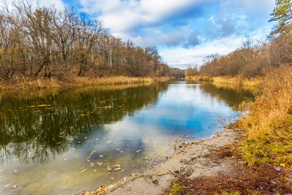 Rustige herfst rivier scène — Stockfoto