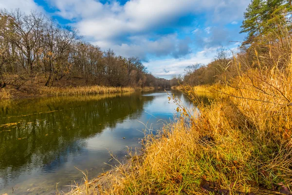 Tranquilo otoño río paisaje — Foto de Stock