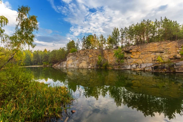 Quiet small lake scene — Stock Photo, Image