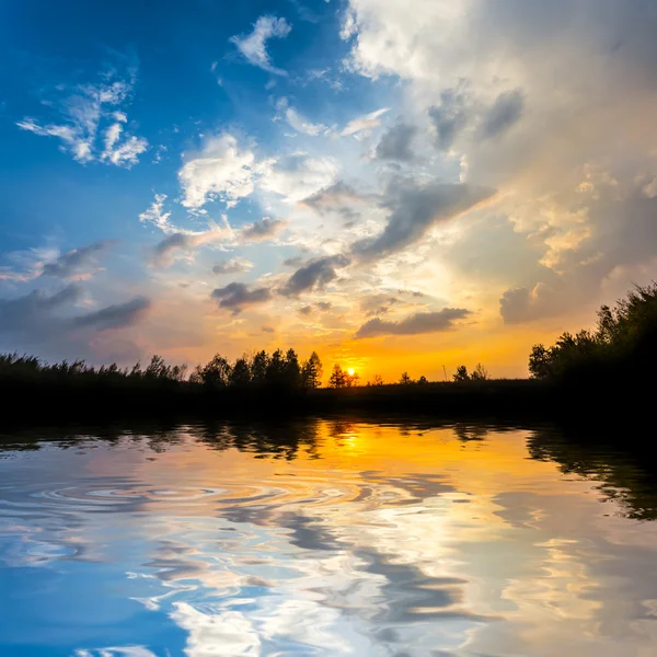 Escena de la noche, puesta de sol reflejada en un lago tranquilo — Foto de Stock