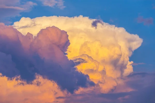 Biru langit berawan latar belakang — Stok Foto