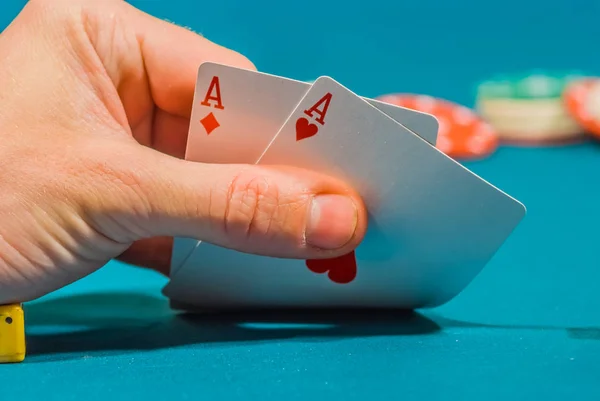 Jogando cartas em uma mão de pessoas — Fotografia de Stock
