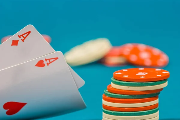 Hra kostky a karty na zelené plsti — Stock fotografie
