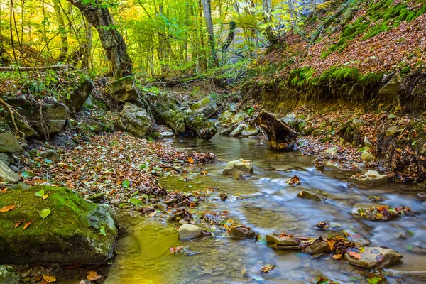 Sigara isolited beyaz bir arka plan üzerinde yığını — Stok fotoğraf