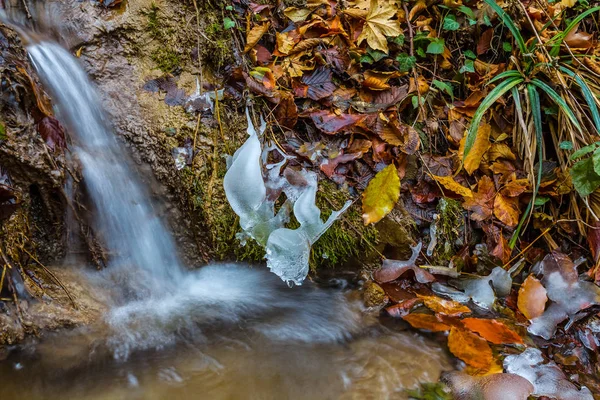 Petite belle cascade dans un canyon de montagne — Photo