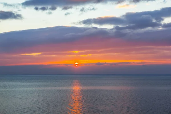 Nascer do sol sobre uma cena tranquila do mar — Fotografia de Stock