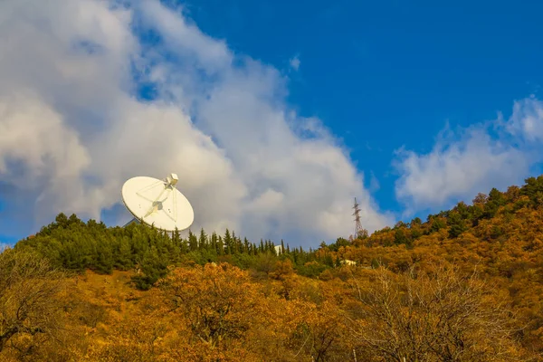 Radiotelescópio em um cume de montagem que observa um céu — Fotografia de Stock