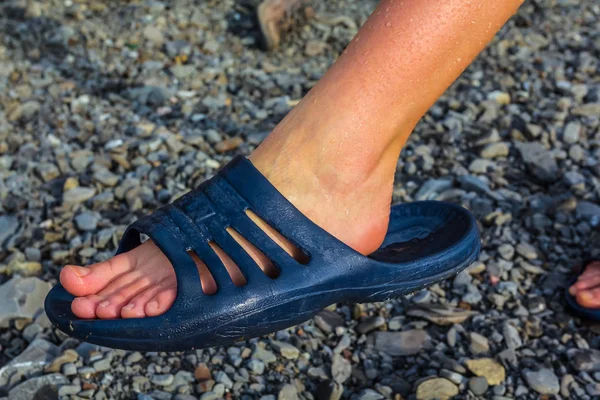 Nahaufnahme nasse Frauenfüße in einem Schuh — Stockfoto