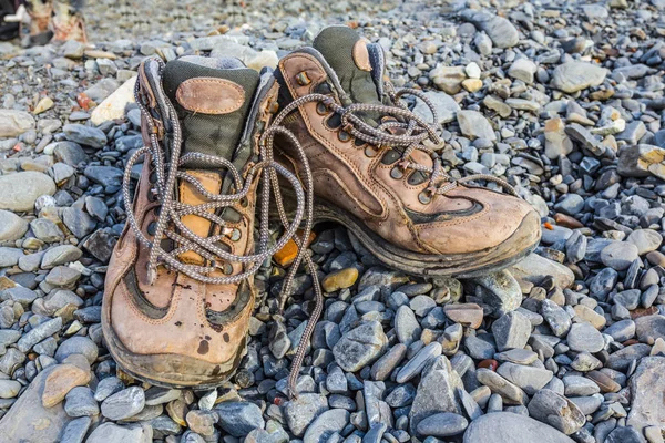 Par de botas turísticas en una costa del mar —  Fotos de Stock