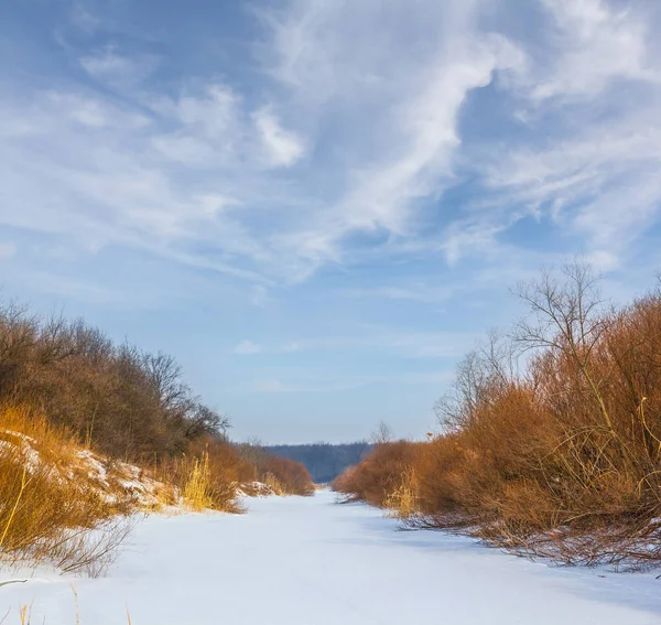 Παγωμένος ποταμός χειμωνιάτικο σκηνικό — Φωτογραφία Αρχείου