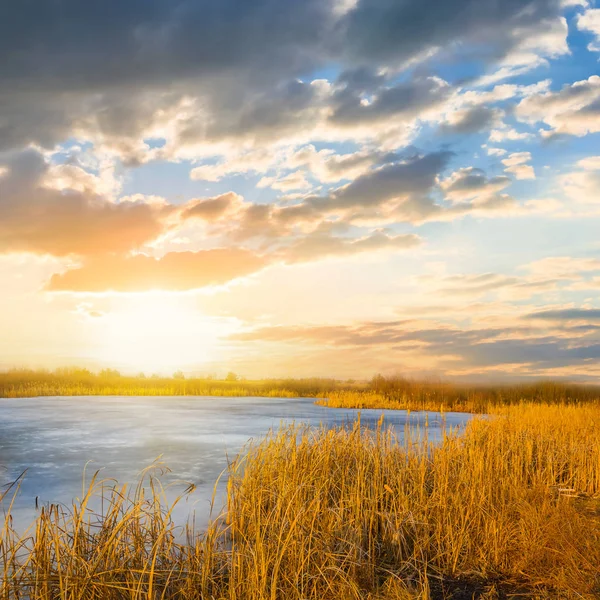 Drammatico tramonto ower un piccolo lago blu — Foto Stock