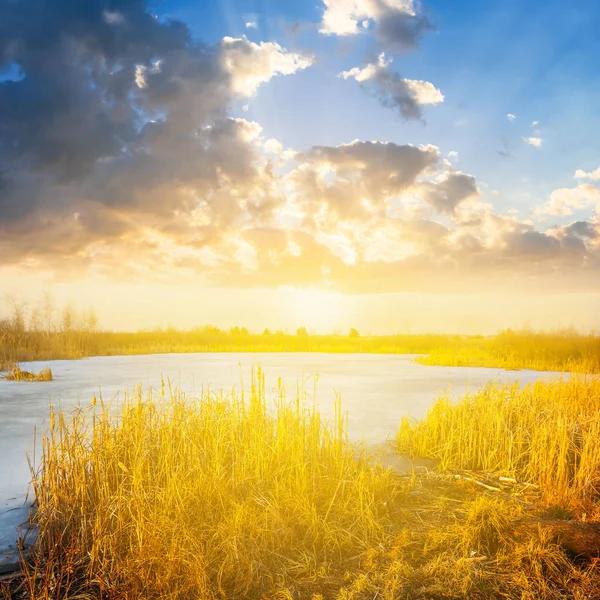 Coucher de soleil sur un lac de prairie — Photo