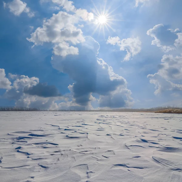 Invierno nevado llanura bajo un sol brillante —  Fotos de Stock