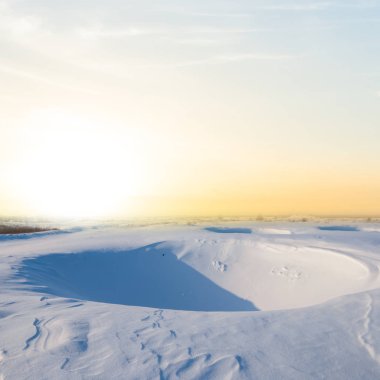 gün batımında kış ovaları