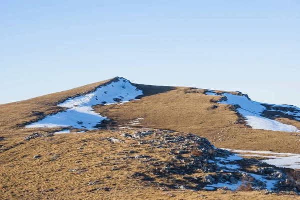 Hügel in einer Schneeszene — Stockfoto