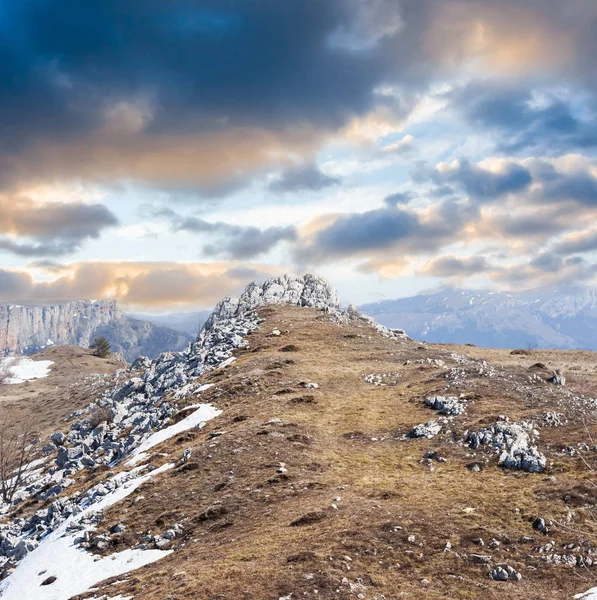 Nejvyšší hora na zamračená obloha pozadí — Stock fotografie