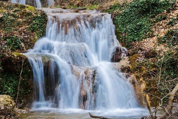 特写山峡谷中的瀑布 — 图库照片