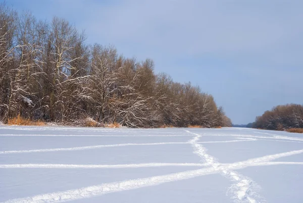 Παγωμένος ποταμός χειμώνα κάτω από το χιόνι — Φωτογραφία Αρχείου