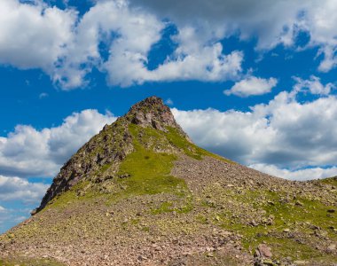 Mount üst bue gökyüzü arka plan üzerinde