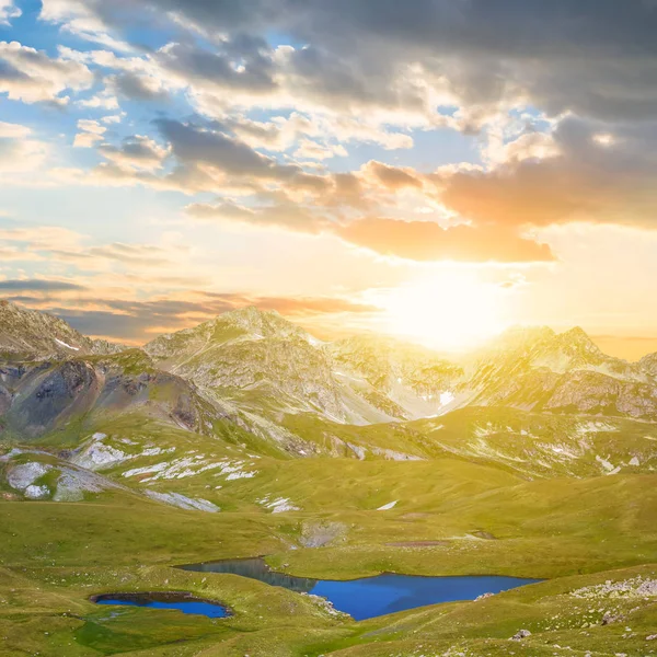 Yeşil dağ Vadisi üzerinde dramatik günbatımı — Stok fotoğraf