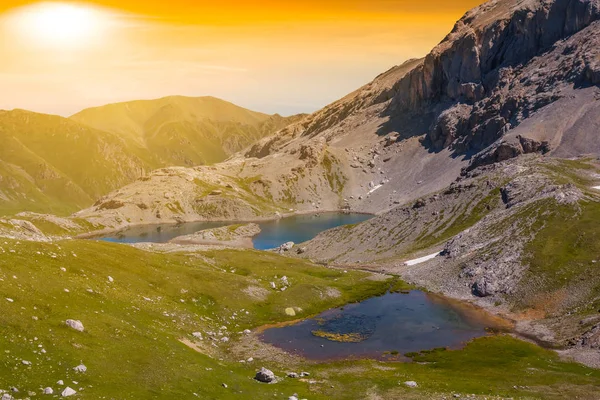 Lembah pegunungan hijau saat matahari terbenam — Stok Foto