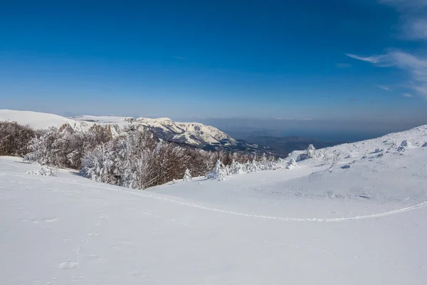 Beautiful quiet winter snowbound hills — Stock Photo, Image