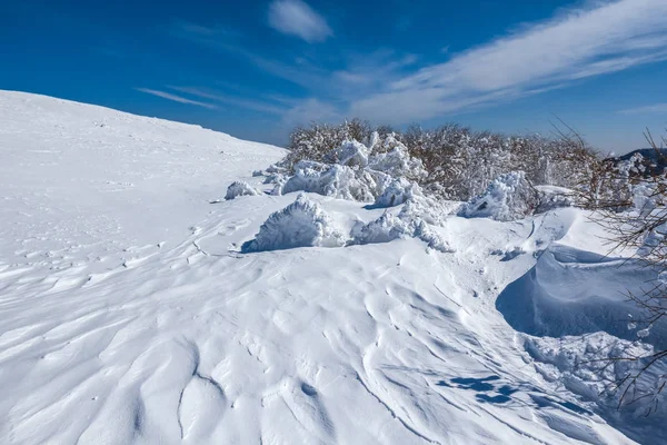 Winterlandschaft mit schneebedeckten Hügeln — Stockfoto