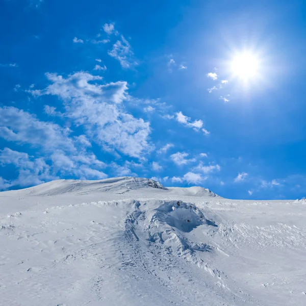 Зимние заснеженные холмы в сверкающий день — стоковое фото