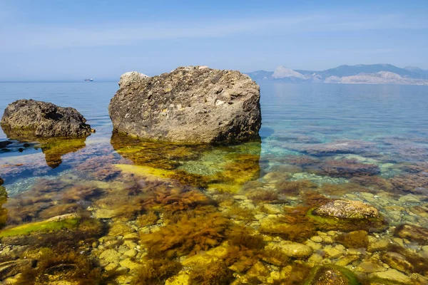 Mare roccioso baia paesaggio estivo — Foto Stock