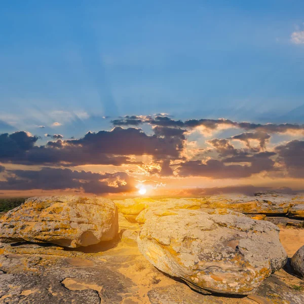 Zonsondergang over een droge stenige velden — Stockfoto