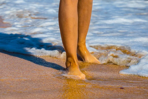 Ноги крупным планом женщины на морском пляже — стоковое фото