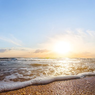 günbatımı üzerinde bir deniz plaj