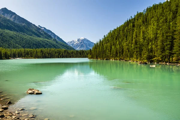Bellissimo lago di smeraldo in una valle di montagna — Foto Stock