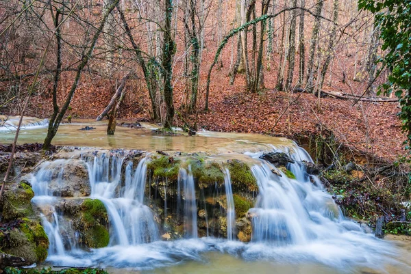 Mały wodospad na górskiej rzece — Zdjęcie stockowe