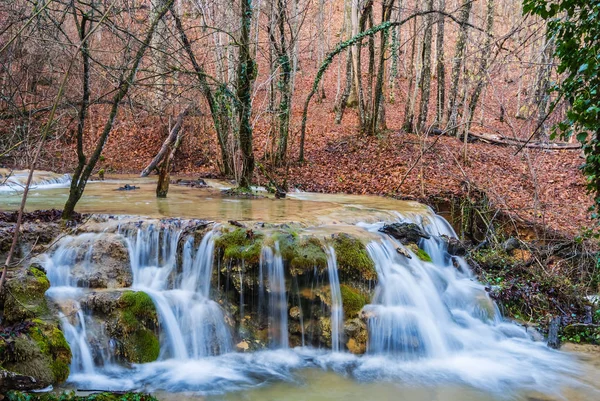 Pequeña cascada en un río de montaña —  Fotos de Stock