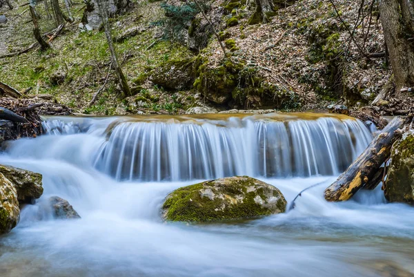 Närbild vattenfall på en mountain river — Stockfoto