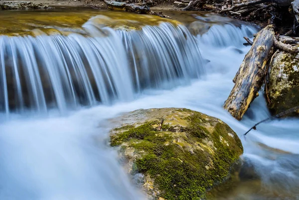 Primo piano piccola cascata scena — Foto Stock