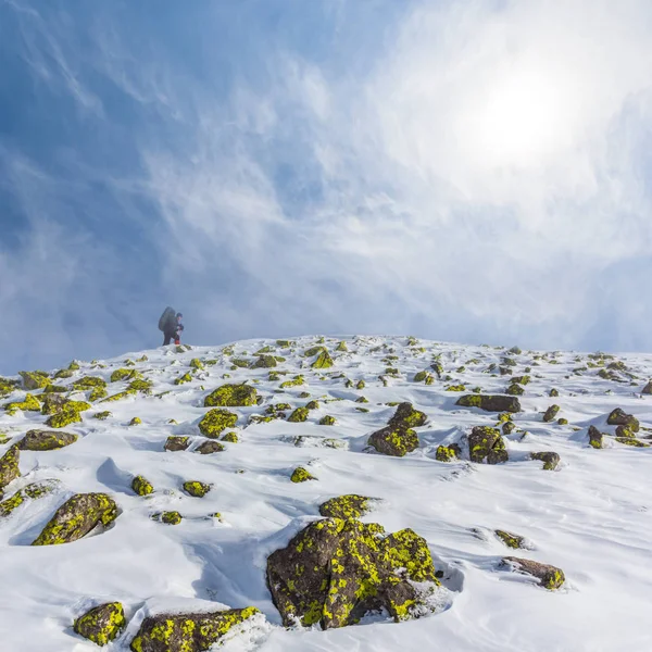 Cima de la montaña de invierno en el día soleado —  Fotos de Stock