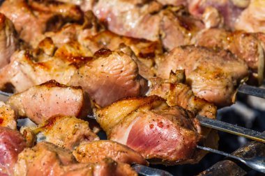 tatlı barbekü et bir yanıyor