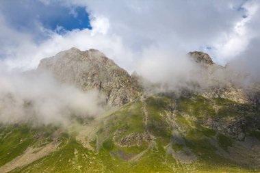 güzel yeşil dağ zinciri bir bulutlar