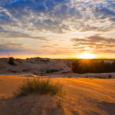 gün batımı olay yerinde kumlu çöl