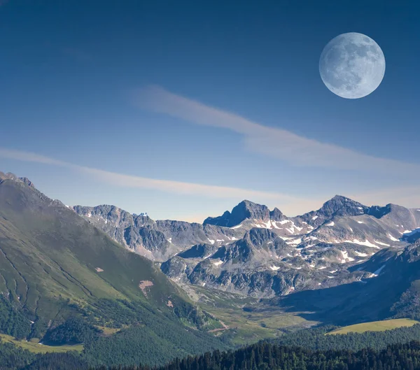 山の谷の上に巨大な月 — ストック写真