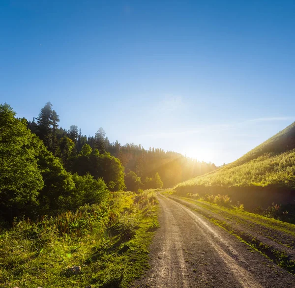 Valle verde de la montaña en la madrugada — Foto de Stock